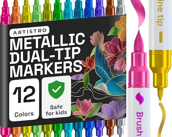 Könnte beinhalten: Ein Set mit 12 metallischen Dual-Tip-Markern in verschiedenen Farben, darunter Pink, Orange, Gelb, Grün, Blau und Lila. Die Verpackung zeigt den Text "ARTISTRO METALLIC DUAL-TIP MARKERS" und "Safe for kids". Jeder Marker hat eine feine Spitze und eine Pinselspitze.