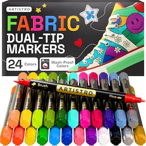 Può includere: Un set di 24 pennarelli per tessuto a doppia punta Artistro con punta a pennello e punta fine. La confezione nera mostra il marchio, il testo Fabric Dual-Tip Markers e un'illustrazione di una scarpa da ginnastica colorata. I pennarelli hanno fusti neri.