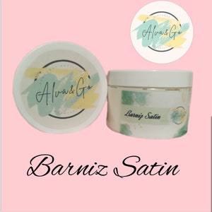 May include: A white jar with a green and yellow label that says "Barniz Satin" and a smaller label that says "Alva & Go".