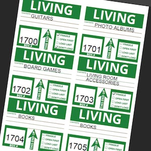 Könnte beinhalten: Ein Bogen mit grünen und weißen Umzugskistenetiketten. Jedes Etikett trägt die Aufschrift "LIVING" mit den Inhalten darunter, darunter "Gitarren", "Fotoalben", "Brettspiele", "Wohnzimmerzubehör" und "Bücher". Jedes Etikett hat eine Kartonnummer und einen "Diese Seite nach oben"-Pfeil.