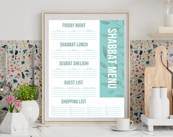 Puede incluir: Impresión enmarcada del "Menú de Shabat" con marco de madera clara. El menú incluye secciones para la noche del viernes, el almuerzo de Shabat, Seudat Shelishi, una lista de invitados y una lista de compras. Fondo blanco con un acento turquesa.