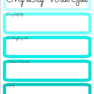 Puede incluir: Una página de diario blanca con un borde azul claro y el título "My Day With God" en cursiva. Debajo del título hay tres cuadros rectangulares con las indicaciones "Estoy agradecido por:" "Estoy luchando con:" "Una lección que aprendí:" y "Rezo:"