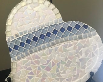 Mosaic blue banner heart with white opalescent background. Stand included.