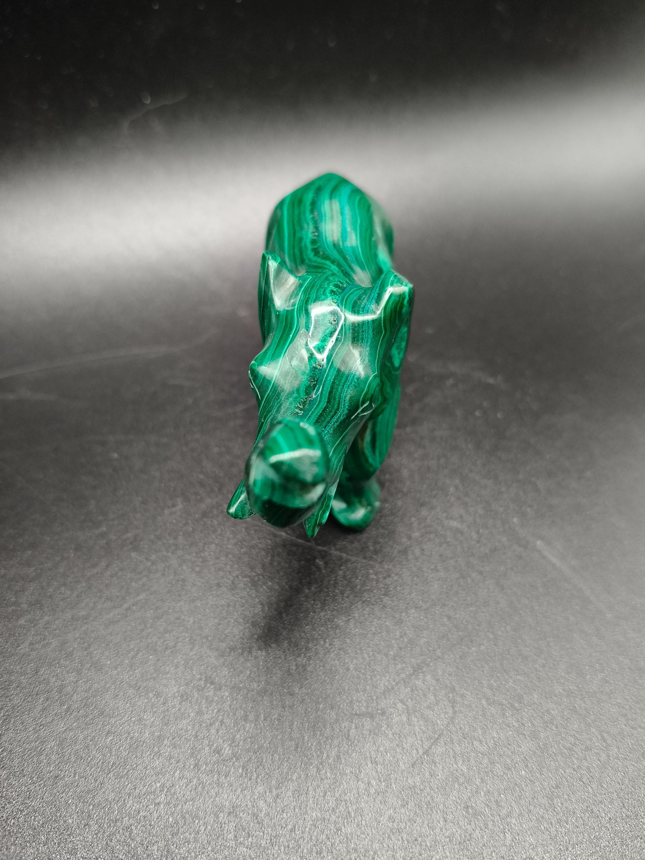 マラカイト象 128.71g - 手作り天然石の置物 | 装飾的でエネルギッシュ