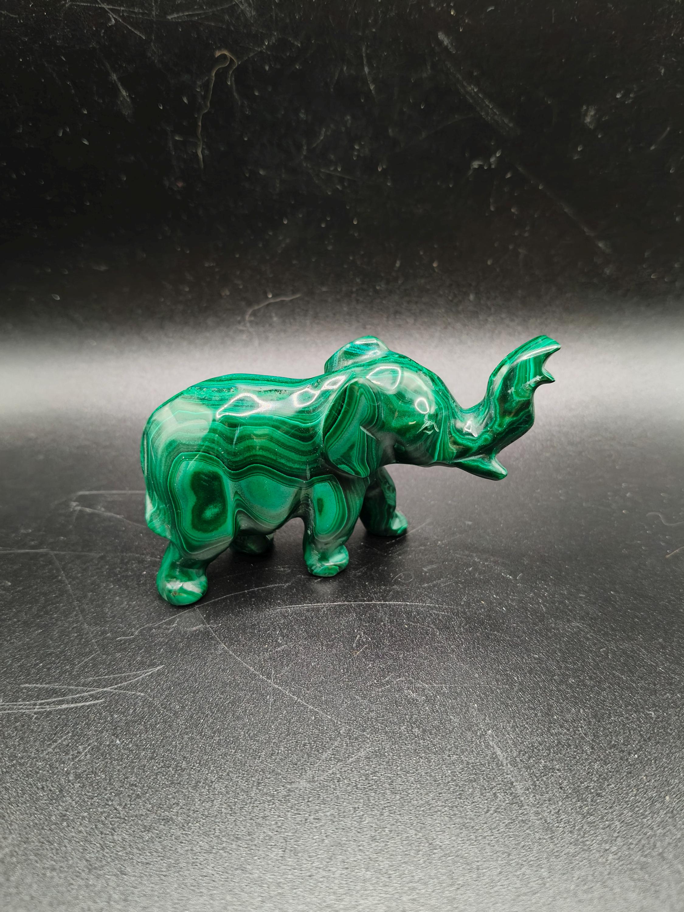 マラカイト象 128.71g - 手作り天然石の置物 | 装飾的でエネルギッシュ