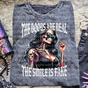 As b@@bs são reais, o sorriso é falso, humor negro, atrevido e sarcástico para decalques, camisetas femininas, presentes para mães, caveiras, esqueletos