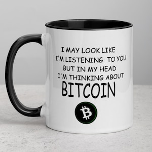 Posso parecer que estou ouvindo você, mas na minha cabeça estou pensando em BITCOIN Criptomoeda Caneca engraçada com cor dentro 11oz 15 oz