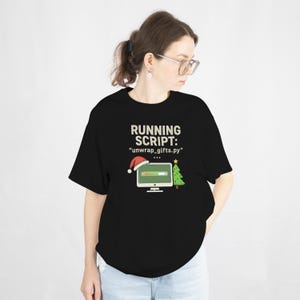 Python Weihnachten Shirt Unwrap Geschenke Lustiges Coder Programmierer Geschenk Unisex Urlaub Tee Geek Nerd Entwickler Tech Weihnachtsgeschenk für Coder Bild 9