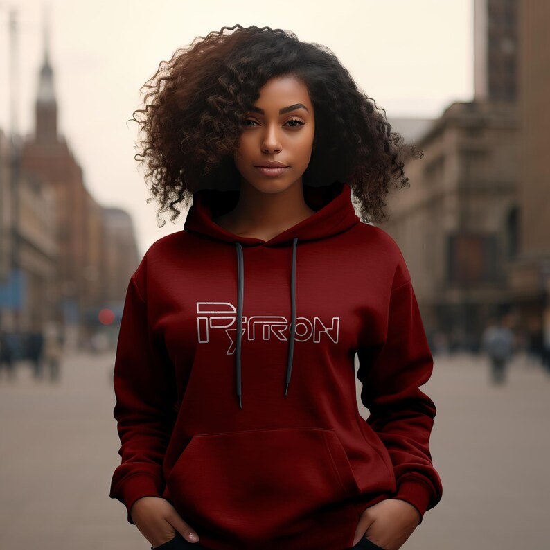 Puede incluir: Una sudadera con capucha color burdeos con un contorno blanco de la palabra "PYTRON" en la parte delantera.
