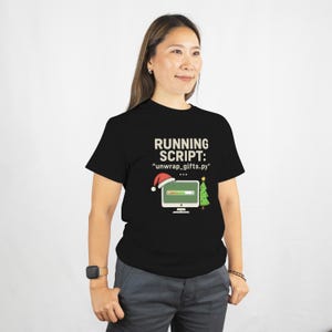 Python Weihnachten Shirt Unwrap Geschenke Lustiges Coder Programmierer Geschenk Unisex Urlaub Tee Geek Nerd Entwickler Tech Weihnachtsgeschenk für Coder Bild 8