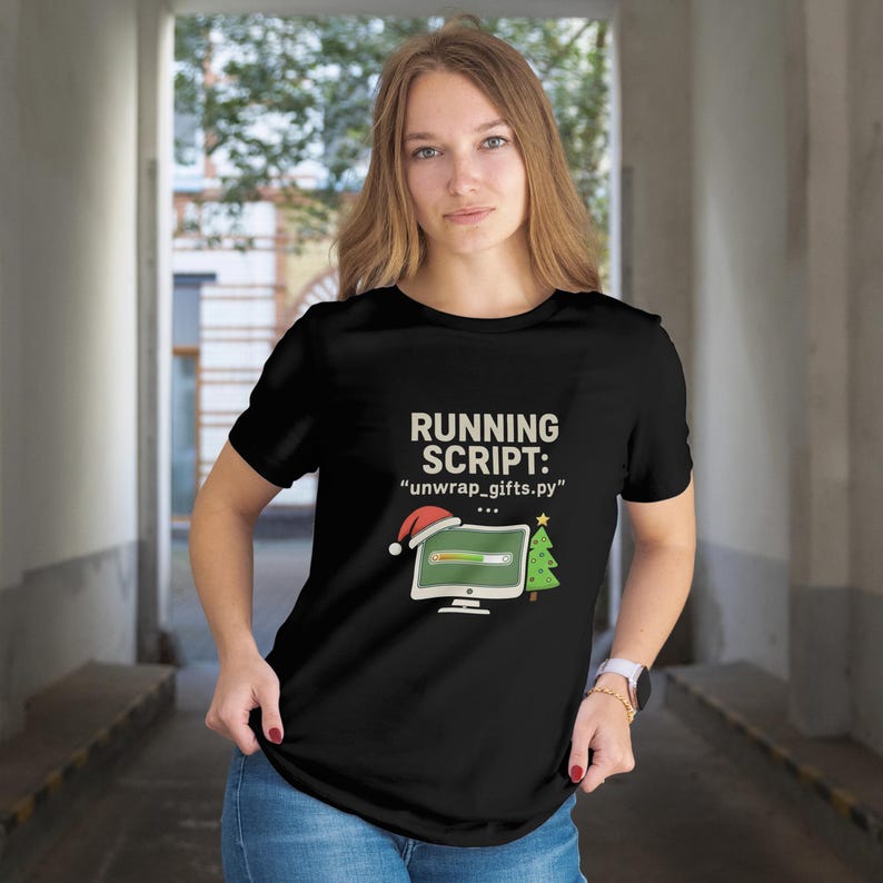 Python Weihnachten Shirt Unwrap Geschenke Lustiges Coder Programmierer Geschenk Unisex Urlaub Tee Geek Nerd Entwickler Tech Weihnachtsgeschenk für Coder Bild 7