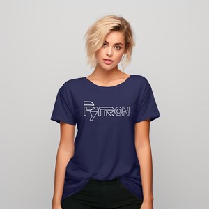 Puede incluir: Una camiseta azul marino para mujer con un gr&aacute;fico blanco de la palabra "PYTRON" en una fuente estilizada.