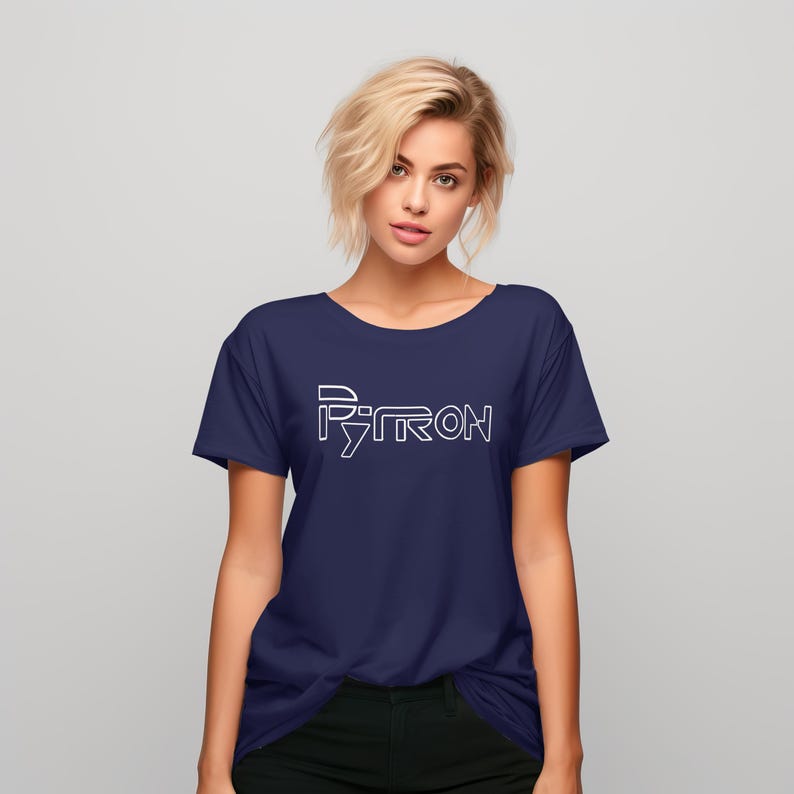 Puede incluir: Una camiseta azul marino para mujer con un gr&aacute;fico blanco de la palabra "PYTRON" en una fuente estilizada.