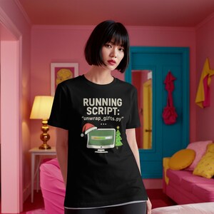 Python Weihnachten Shirt Unwrap Geschenke Lustiges Coder Programmierer Geschenk Unisex Urlaub Tee Geek Nerd Entwickler Tech Weihnachtsgeschenk für Coder Bild 5