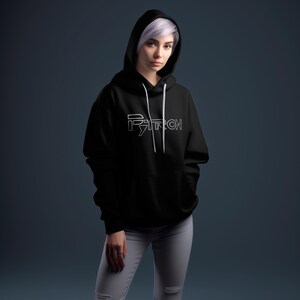 Puede incluir: Una sudadera con capucha negra con un gr&aacute;fico blanco que dice "PYTRON" en la parte delantera. La sudadera tiene una capucha con cord&oacute;n y un bolsillo canguro.