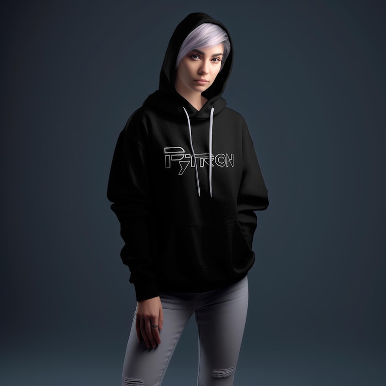 Puede incluir: Una sudadera con capucha negra con un gr&aacute;fico blanco que dice "PYTRON" en la parte delantera. La sudadera tiene una capucha con cord&oacute;n y un bolsillo canguro.