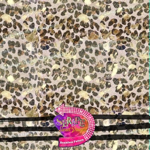 Może przedstawiać: Wzór bez szwów z jasnoróżowym tłem i brązowo-złotym nadrukiem lamparta. Wzór powtarza się na całym obrazie. Dolna część obrazu przedstawia czarno-biały wzór w paski z różowo-białą strzałką skierowaną w prawo. Strzałka zawiera tekst "Scrappie Sunset Designs" i "Seamless Pattern".