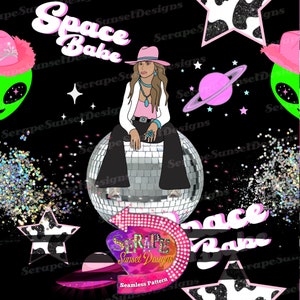 Op de afbeelding: Een digitale illustratie van een vrouw die een roze cowboyhoed en een wit jack draagt ​​en op een discobal zit. De achtergrond is zwart met roze en witte sterren, een roze planeet en een groene alien. De tekst "Space Babe" is geschreven in roze en witte letters.