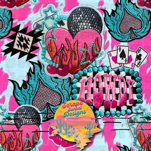 Trucker Patch Howdy Neon Cowgirl Vibe Collage Naadloos Bestand - Patroon met aaskaarten, vuurharten, kersen, neon koeienhuid