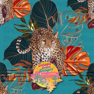 Puede incluir: Un fondo azul turquesa con un leopardo caminando a través de hojas tropicales. Las hojas son una mezcla de naranja, rojo y verde. El leopardo camina hacia el espectador. El texto "Serape Sunset Designs" está en un círculo con una escena del desierto en el fondo.