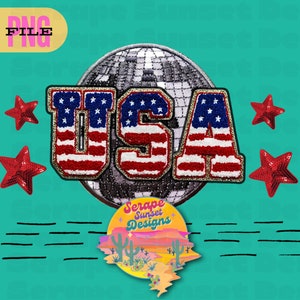 Puede incluir: Un diseño digital que presenta un gráfico USA rojo, blanco y azul brillante con estrellas sobre un fondo de bola de discoteca. El texto "Serape Sunset Designs" está en amarillo, rosa y azul sobre una escena de desierto con cactus.