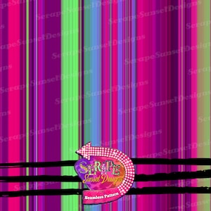 Op de afbeelding: Een naadloos patroon met verticale strepen in tinten roze, paars, groen en blauw. Het patroon wordt geaccentueerd door een zwart-witte pijl met strass en een hartvormig logo met de tekst "SERAPE Sunset Designs".