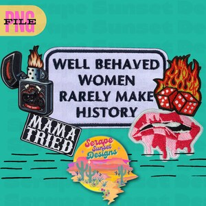 Könnte beinhalten: Eine Sammlung von gestickten Aufnähern mit verschiedenen Designs. Enthält einen Aufnäher mit dem Text "WELL BEHAVED WOMEN RARELY MAKE HISTORY", ein Feuerzeug, Würfel, Lippen und eine Wüstenlandschaft mit dem Text "Serape Sunset Designs".