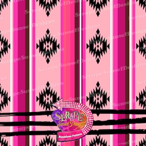 Op de afbeelding: Een naadloos patroonontwerp met verticale strepen in roze, bruin en wit, en zwarte geometrische ruitvormen. Het ontwerp bevat de tekst "Sarape Sunset Designs" en "Seamless Pattern".
