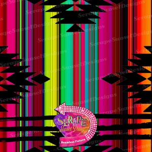 Op de afbeelding: Een kleurrijk naadloos patroon met een herhalend ontwerp van verticale strepen en zwarte geometrische vormen. Het patroon wordt geaccentueerd door een roze en witte pijl met de tekst "SERAPE Sunset Designs Seamless Pattern".