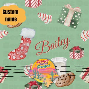 Peut inclure: Un fond vert avec une boîte cadeau à rayures rouges et blanches, une boîte cadeau verte à pois blancs, une chaussette rouge à pois blancs, une canne en sucre rouge et blanche, un biscuit brun, un verre de lait et un logo pour Serape Sunset Designs. Le texte "Bailey" est écrit en cursive rouge.