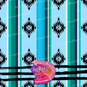 Op de afbeelding: Een naadloos patroon met een blauwe en groene gestreepte achtergrond met zwarte ruitvormen. Het patroon wordt herhaald over de hele afbeelding. De tekst "SERAPE Sunset Designs Seamless Pattern" staat in een roze en paarse cirkel met een witte omtrek.