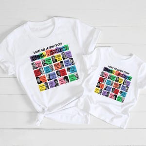 Könnte beinhalten: Zwei weiße T-Shirts, eine Erwachsenen- und eine Kindergröße, mit dem Text "WHAT WE LEARN FROM BLACK HISTORY" in bunten Buchstaben. Die Shirts zeigen ein Raster historischer Persönlichkeiten und ihre Namen.