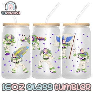 Puede incluir: Tres vasos de vidrio transparentes con tapa de bamb&uacute; y una pajita. Cada vaso presenta una imagen diferente de un personaje de ranger espacial de la franquicia de pel&iacute;culas Toy Story. El fondo es un espacio blanco con estrellas moradas.