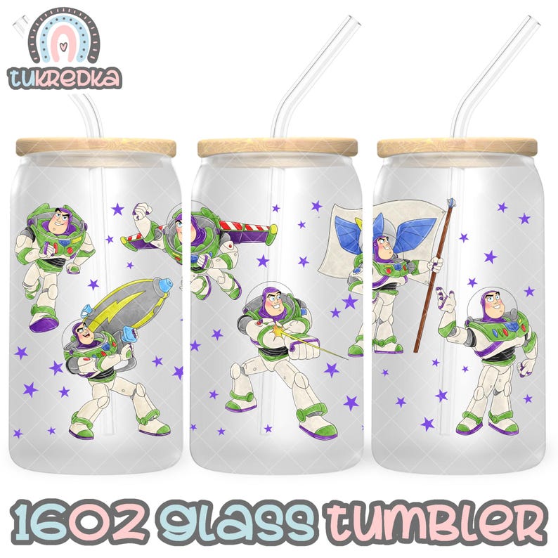 Puede incluir: Tres vasos de vidrio transparentes con tapa de bamb&uacute; y una pajita. Cada vaso presenta una imagen diferente de un personaje de ranger espacial de la franquicia de pel&iacute;culas Toy Story. El fondo es un espacio blanco con estrellas moradas.