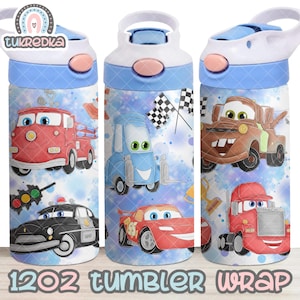Puede incluir: Tres botellas de agua con tapas azules y diseños de coches de dibujos animados. Las botellas presentan imágenes de un camión de bomberos rojo, un coche azul, una grúa marrón y un coche de carreras rojo. El texto "1202 TUMBLER WRAP" está impreso en la parte inferior.