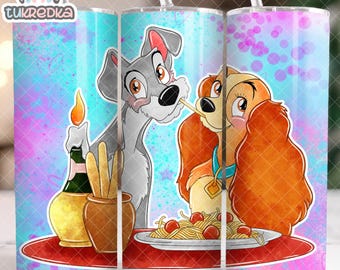 Op de afbeelding: Een 20oz skinny tumbler met de tekst "20oz Skinny Tumbler". Het ontwerp toont een romantische scène met twee honden die spaghetti delen, tegen een turquoise en roze achtergrond. Inclusief een kaars en brood, met een rietje.