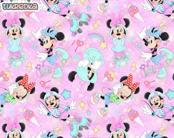 Op de afbeelding: Een naadloos patroon met een roze achtergrond met een verscheidenheid aan kleurrijke cartoonfiguren, waaronder Mickey Mouse, Minnie Mouse en andere Disney-figuren. De figuren dragen rolstoeltjes en zijn omringd door sterren, harten en muzieknoten. De tekst "seamless pattern file" staat onderaan de afbeelding.