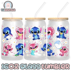 Puede incluir: Tres vasos de vidrio de 16 oz con tapa de bamb&uacute; y una pajita. Cada vaso presenta un dise&ntilde;o de personaje de dibujos animados diferente con colores azul y rosa. Los personajes son Stitch y Angel de la pel&iacute;cula de Disney Lilo & Stitch.