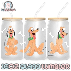 Puede incluir: Tres vasos de vidrio de 16 oz con una pajita, que presentan una imagen de dibujos animados de Pluto el perro. Cada vaso tiene una pose diferente de Pluto con un hueso en el fondo.