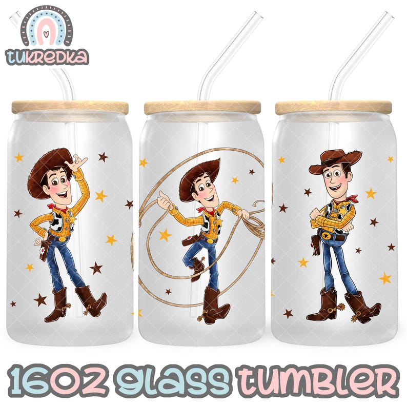 K&ouml;nnte beinhalten: Drei klare Glasbecher mit einem Holzdeckel und einem Strohhalm. Jeder Becher zeigt ein Cartoon-Bild von Woody aus Toy Story, der seinen Cowboyhut und seine Weste tr&auml;gt, mit einem Lasso und Sternen im Hintergrund.