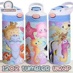 Puede incluir: Una botella de agua con tapa azul y un diseño envolvente con criaturas marinas de dibujos animados como un pez globo, una estrella de mar, un caballito de mar y una tortuga. El texto "1202 TUMBLER WRAP" está en la parte inferior.