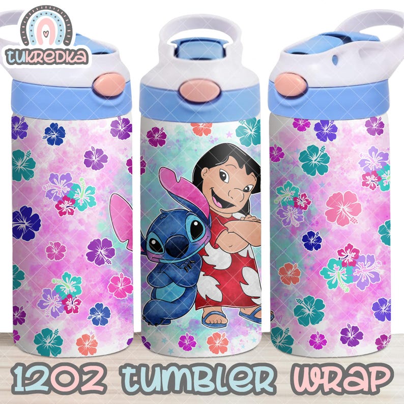 Puede incluir: Una envoltura para vaso de 12 oz con un patr&oacute;n floral rosa, azul y verde con Stitch y Lilo de Lilo & Stitch de Disney. La envoltura est&aacute; dise&ntilde;ada para adaptarse a un vaso de 12 oz.