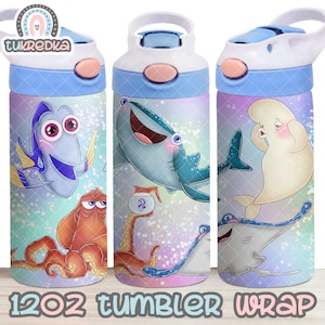 Puede incluir: Tres botellas de agua con tapas azules y asas blancas. Cada botella presenta un personaje de dibujos animados diferente de la película "Buscando a Nemo". Las botellas tienen un fondo azul claro y morado con el texto "1202 TUMBLER WRAP".