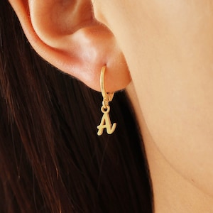 Pendientes iniciales Huggie, aro Huggies con letras personalizadas en oro / plata / oro rosa, aros diminutos delicados hipoalergénicos de plata de ley