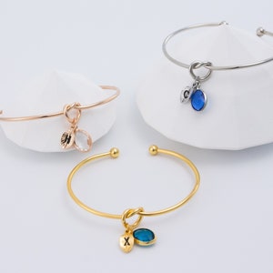 Brazalete de manguito inicial de piedra de nacimiento personalizado en oro / oro rosa / plata, delicados amuletos de hojas Nombre personalizado Carta de familia Pulsera de cristal