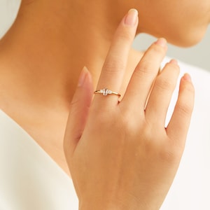 Sierlijke Baguette Birthstone Ring, Familie Birthstone, Moeder Oma Ring Cadeau, Goud Zilver Moeders Geboorte Maand Ring Gepersonaliseerd cadeau voor haar afbeelding 3