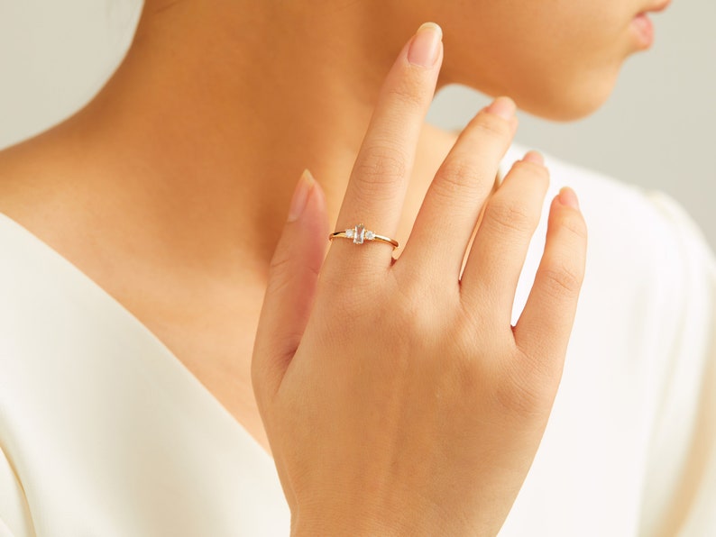 Sierlijke Baguette Birthstone Ring, Familie Birthstone, Moeder Oma Ring Cadeau, Goud Zilver Moeders Geboorte Maand Ring Gepersonaliseerd cadeau voor haar afbeelding 3