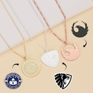 Puede incluir: Tres collares de oro, plata y oro rosa con diferentes colgantes. El collar de oro tiene un colgante redondo con el texto "COMPANY NAME EST. 2021 YOUR SLOGAN GOES HERE". El collar de plata tiene un colgante en forma de escudo con un diseño de león. El collar de oro rosa tiene un colgante redondo con un diseño de fénix.