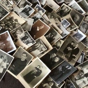 Puede incluir: Una gran colección de fotografías en blanco y negro, muchas de las cuales son retratos familiares. Las fotos están dispuestas en un patrón aleatorio y son de diferentes tamaños.