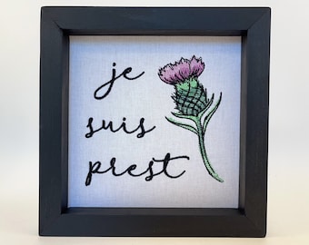 Je Suis Prest Sign - Bookshelf Decor - Bookcase Sign - Embroidered - Book Lover Gift